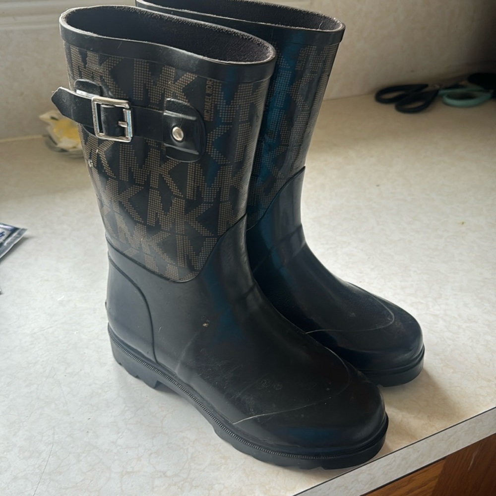 Michael kors rubber rain boot
